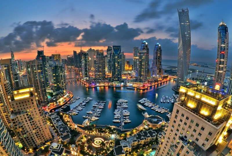 מבט אווירי על Dubai Marina בערב עם אורות הסקייליין