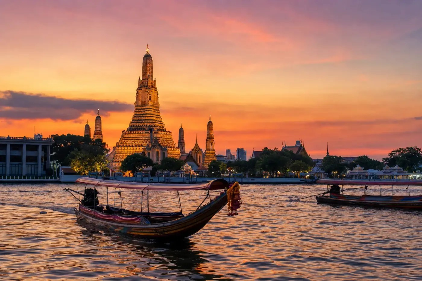 קו רקיע של בנגקוק בלילה עם נהר Chao Phraya וסירות