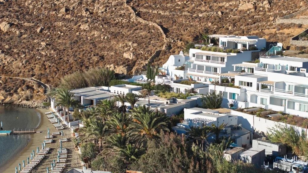 מבט אווירי על Mykonos Town עם הטחנות וים תכלת ברקע