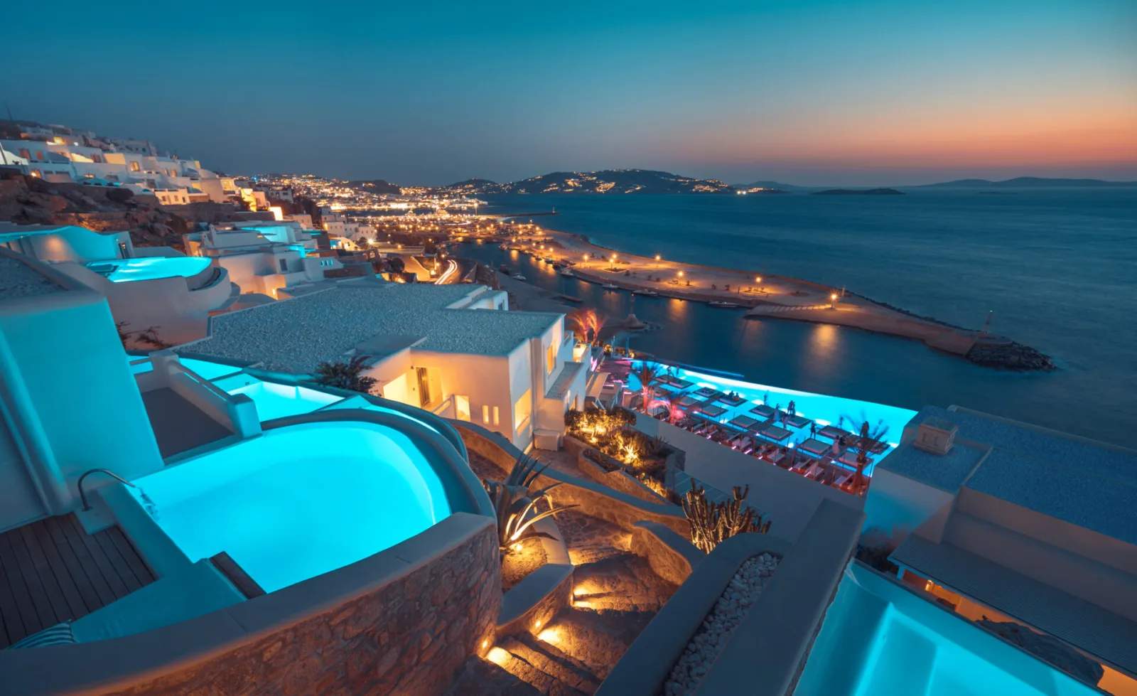 מלון Cavo Tagoo Mykonos עם הבריכה האינסופית האייקונית ונוף לים האגאי