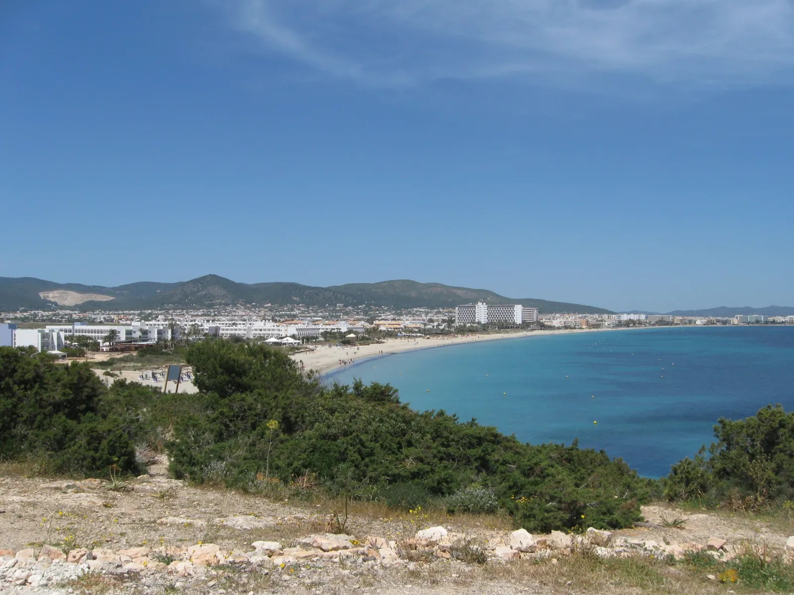 מבט על מפרץ Playa d'en Bossa באיביזה עם בתי המלון לאורך קו החוף