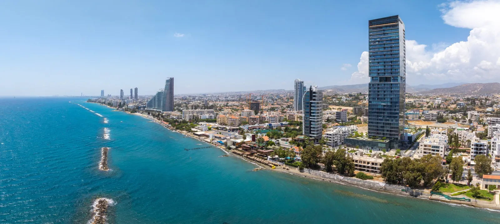 חוף תכלת עם סלעים לבנים בקפריסין