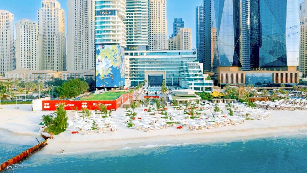 מלון Five Luxe JBR Dubai — בריכה ובית-מלון על שפת הים