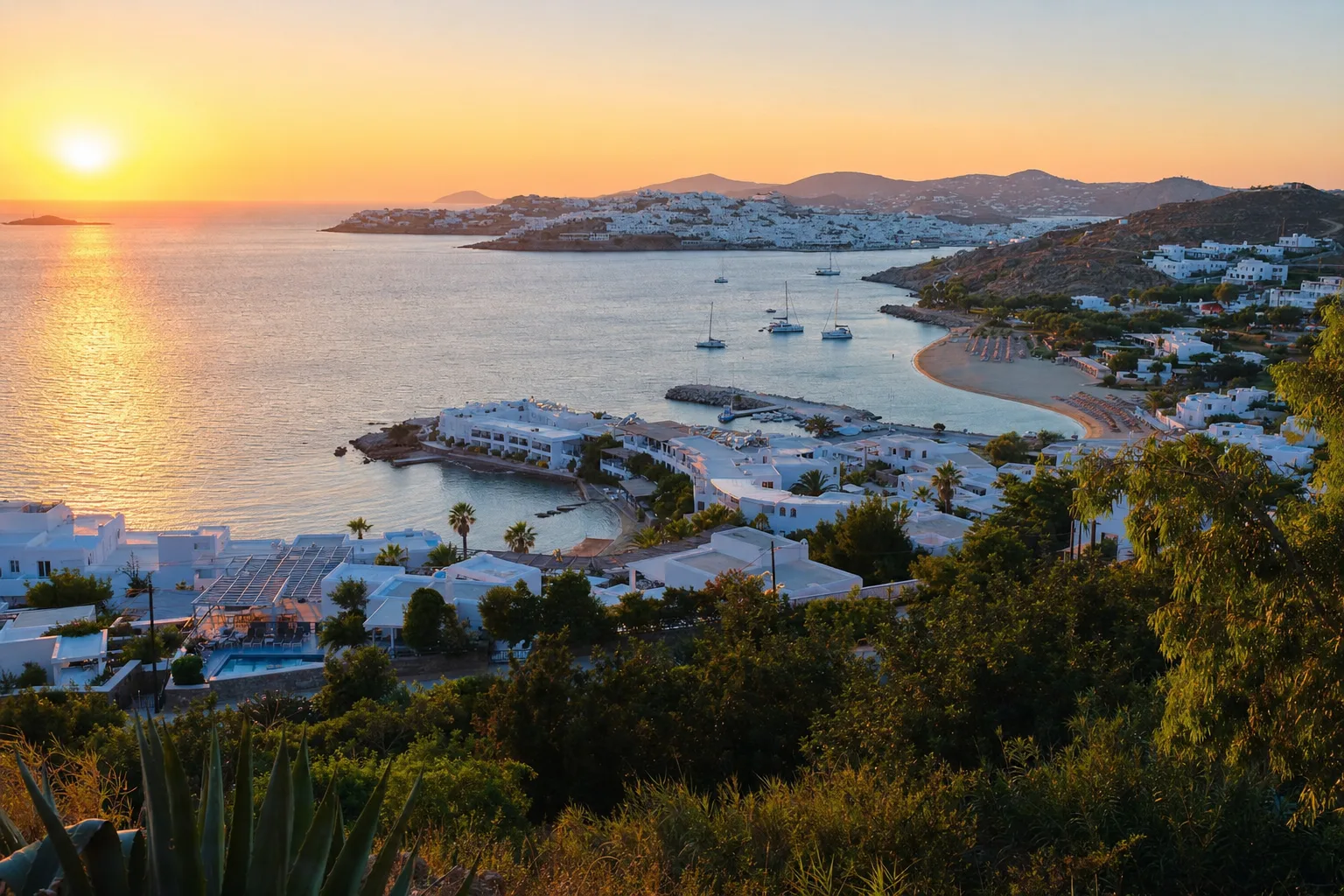 מבט אווירי על Mykonos Town עם הטחנות וים תכלת ברקע