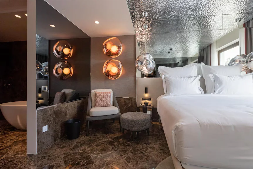 Skylark Athens, Aluma