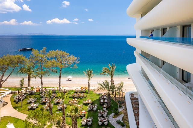 ISLA BROWN CORINTHIA
