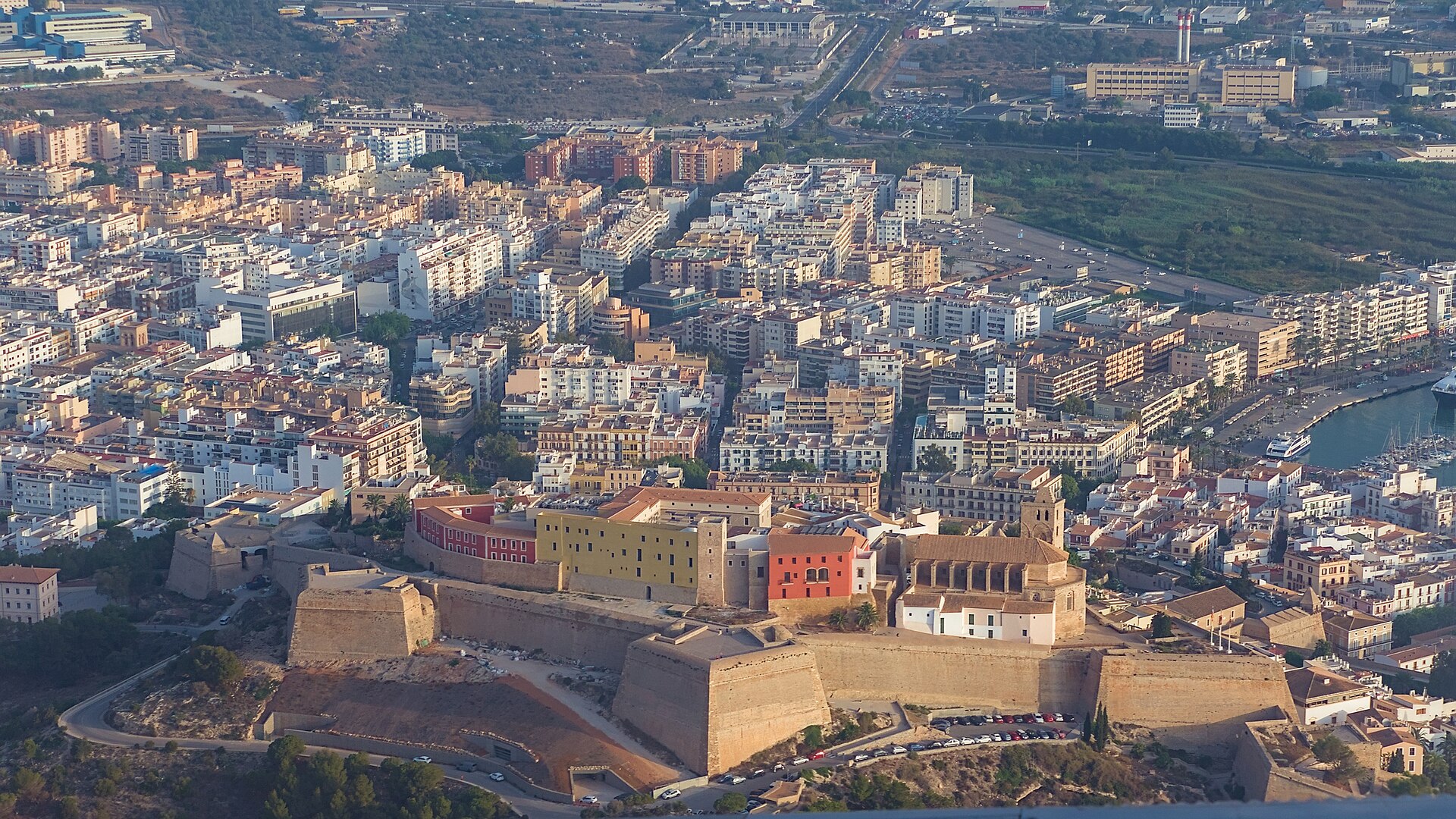 מבט אווירי על Dalt Vila, העיר העתיקה המבוצרת של איביזה, אתר מורשת עולמית של אונסקו